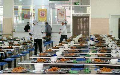 工厂包吃包住，为何员工依然远离食堂？背后原因引人深思